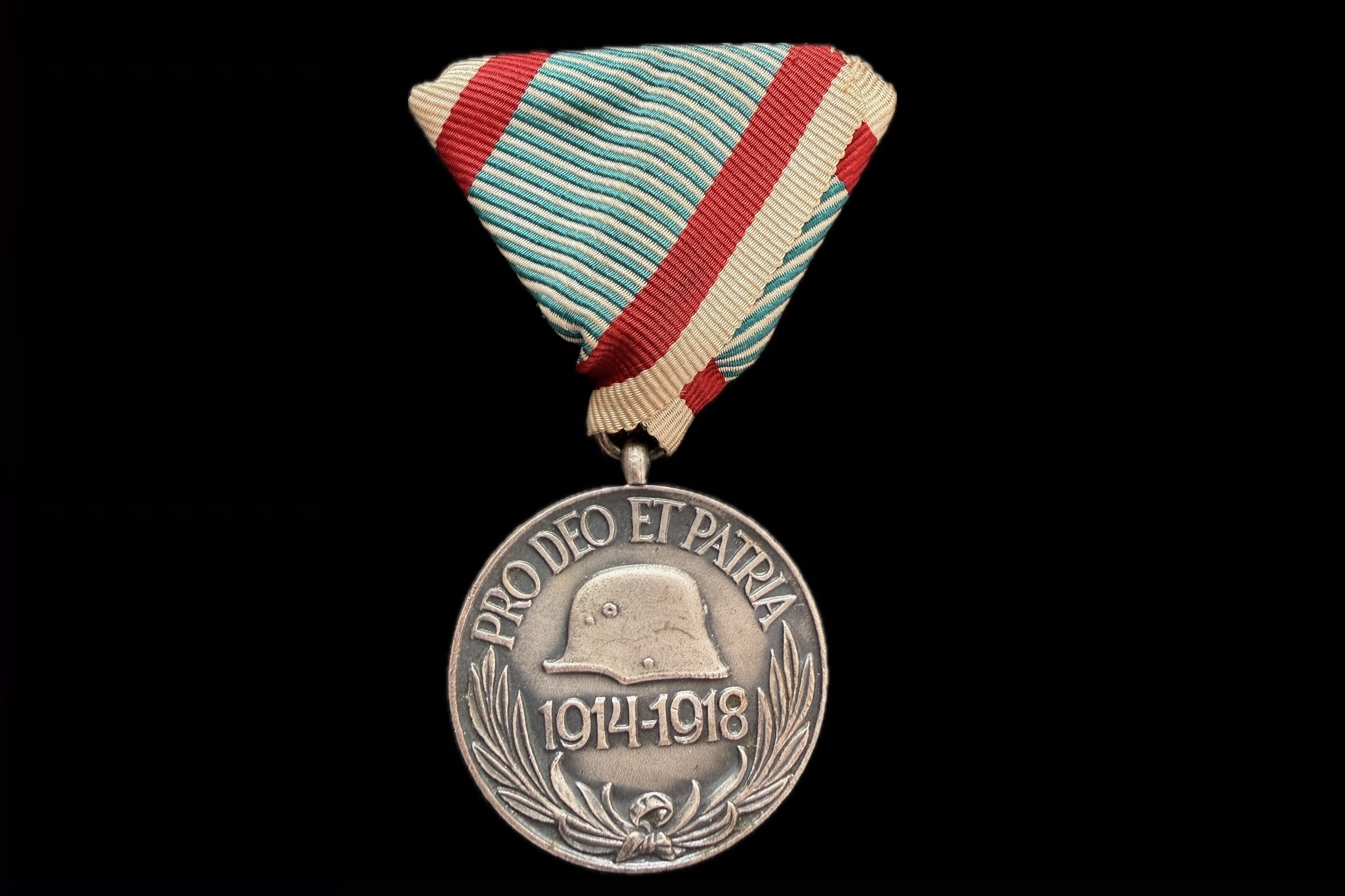 Magyar Háborús Emlékérem mellszalagon