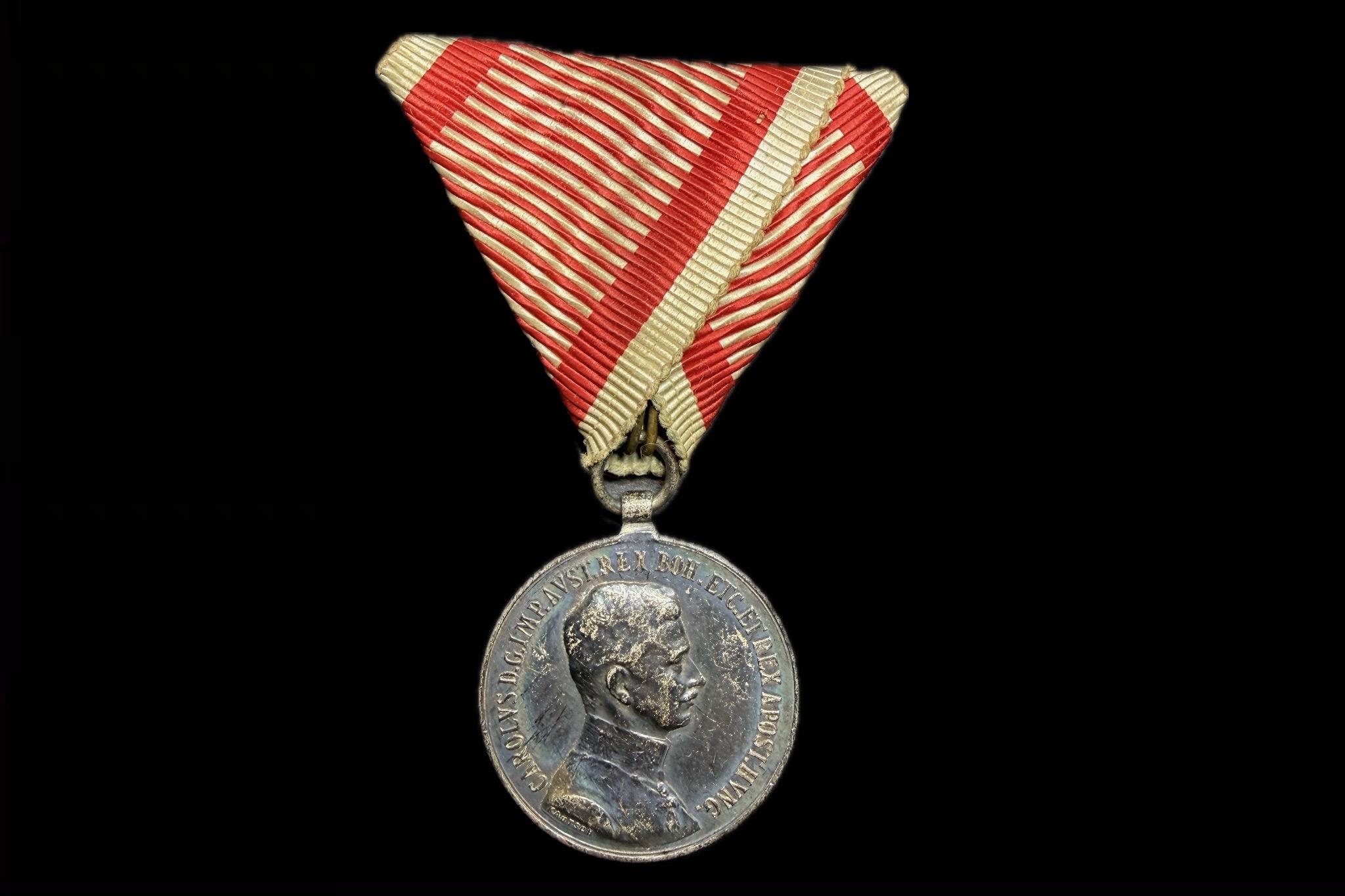 1917 Károly Ezüst Vitézségi Érem II. osztály _Fortitudini_ jelzett 'A' kitüntetés mellszalaggal