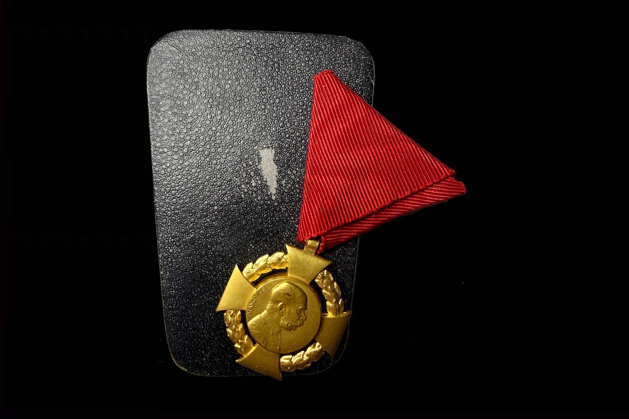 Ferenc József Katonai Jubileumi Kereszt mellszalagon, díszdobozban