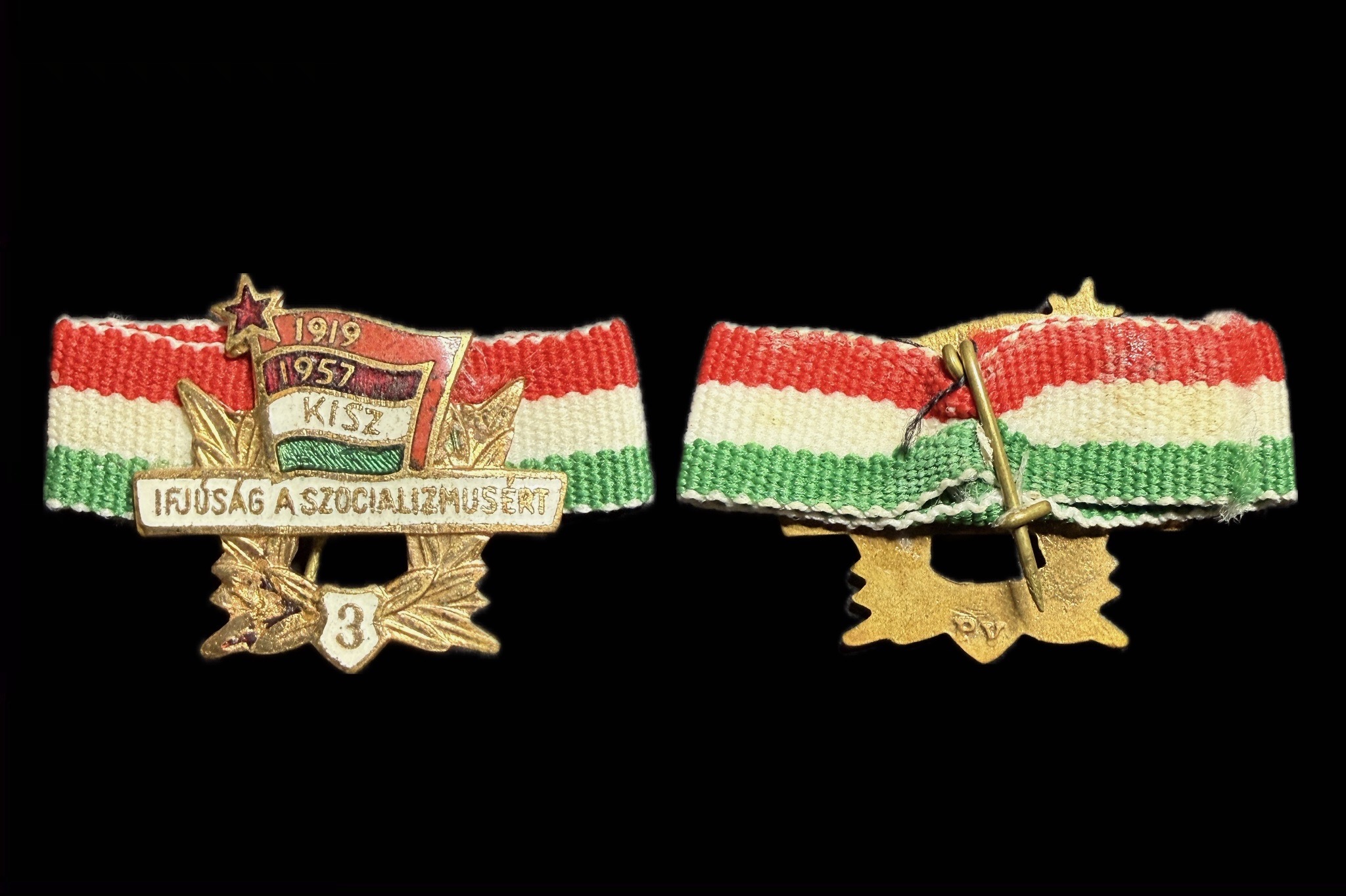 KISZ 3  ifjúság a szocializmusért 1957 jelvény