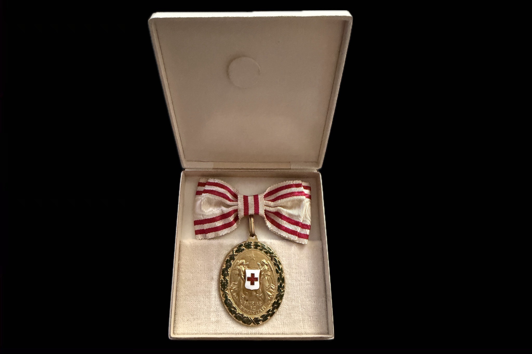 Vöröskereszt „Patriae ac Humanitati” emlékérem (1864–1914) eredeti szalagon díszdobozban